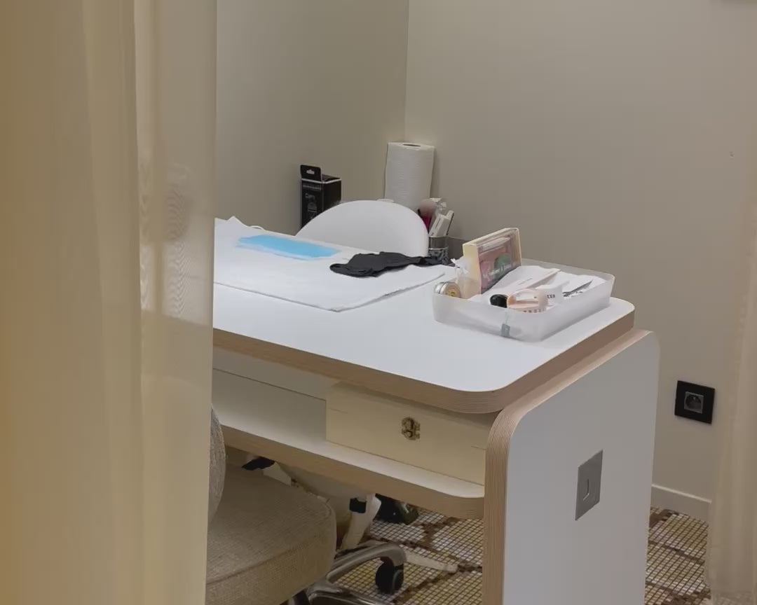 Charger la vidéo : Espace manucure russe à Paris 8, cadre premium, table en bois, chaise confortable. 